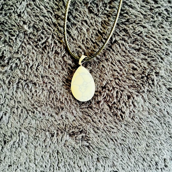 11 Crystal necklaces on leather cords - Picture 6 of 10